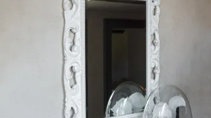 Specchio Felice con cornice in laccato bianco di Tonin Casa