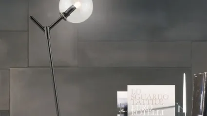 Lampada da tavolo in metallo con sfera bianca Gioconda Table di Adriani e Rossi