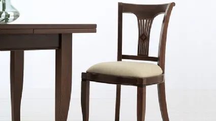Sedia classica Cosetta in legno con seduta in tessuto imbottito di Sedie Brianza