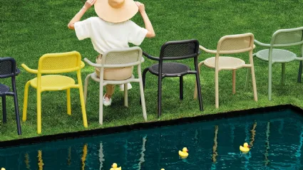 Sedia da giardino in vari colori con braccioli Toní Armchair di Fatboy