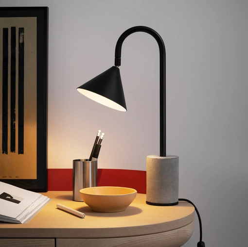 Lampada da tavolo in metallo laccato con basamento in calcestruzzo Ozz Desk di Miniforms