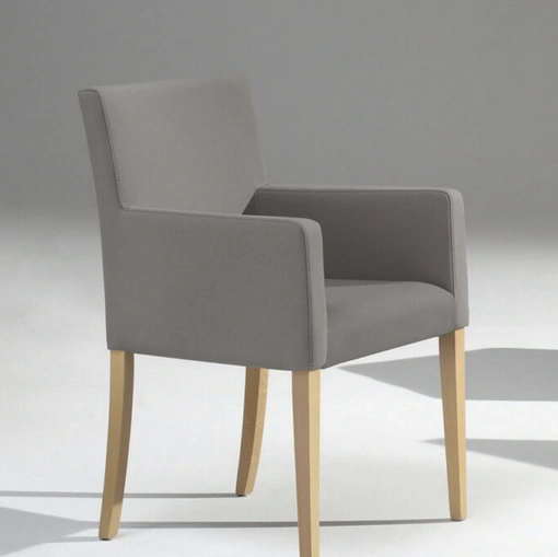 Sedia Candy con braccioli in tessuto con gambe in legno di Sedie Brianza