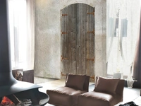 Carta da parati con porta di un vecchio casale Salamanca di Adriani e Rossi