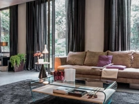 Tavolino Amaranto in vetro curvato con un ripiano in legno di Tonin Casa