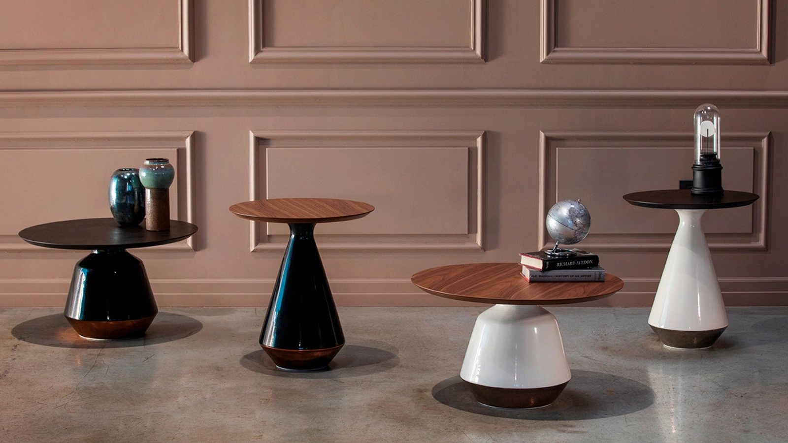 Tavolino rotondo con top rivestito in legno e base in ceramica bianca o nera Amira di Tonin Casa