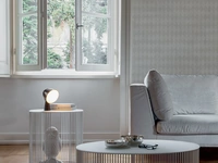 Tavolino rotondo con top in vetro e base in filo di metallo verniciato Andra di Tonin Casa