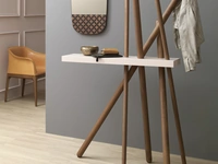 Appendiabiti di design Wood in legno con mensola di Tonin Casa