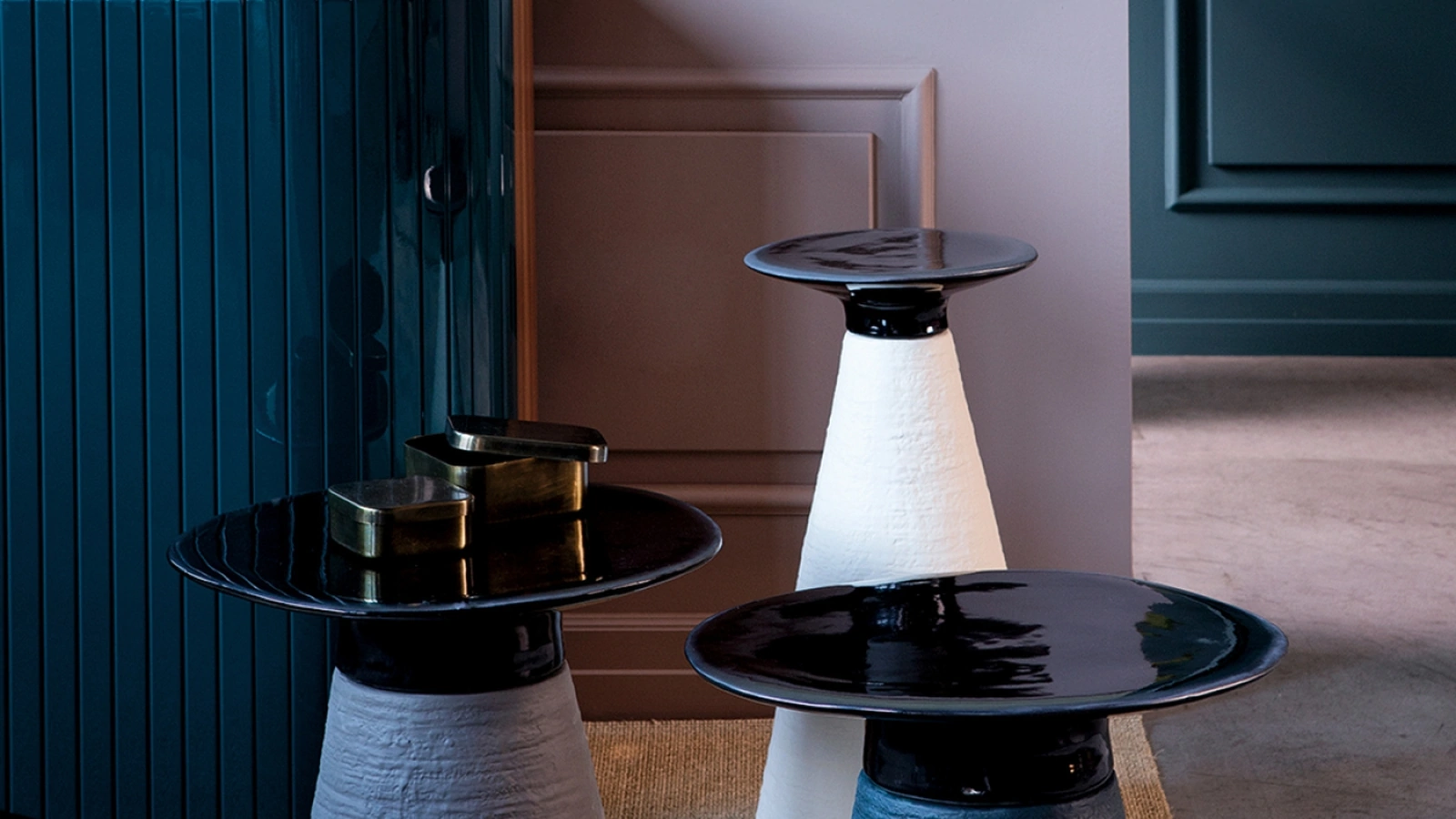 Tavolino rotondo Baobab completamente realizzato in ceramica con base laccata di Tonin Casa