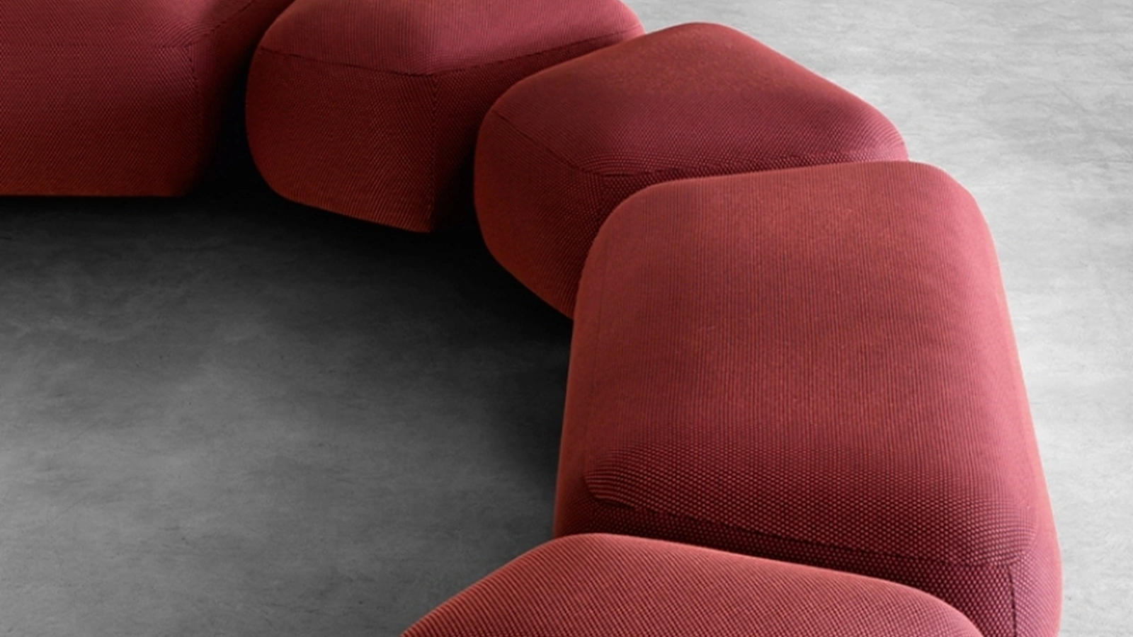 Pouf Botera realizzato in varie dimensioni rivestito in tessuto di Miniforms