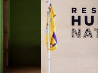 Appendiabiti Bubble in metallo laccato Bianco con sfere in Faggio di Miniforms