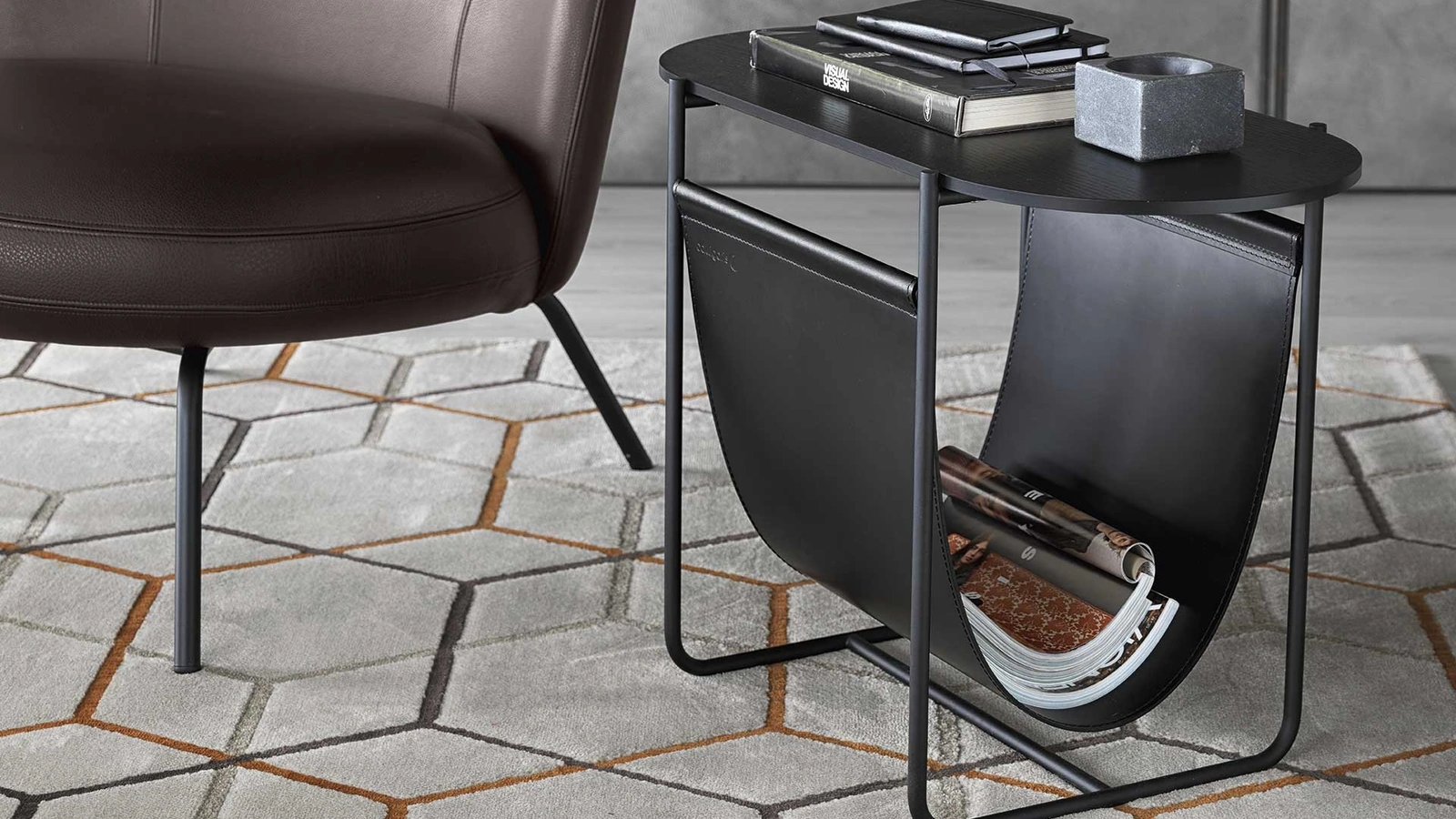 Portariviste tavolino Magazine in cuoio e metallo con top in legno di Calligaris