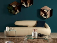 Tavolino di design in vetro trasparente curvato con base in legno Noce Canaletto Chakra di Tonin Casa