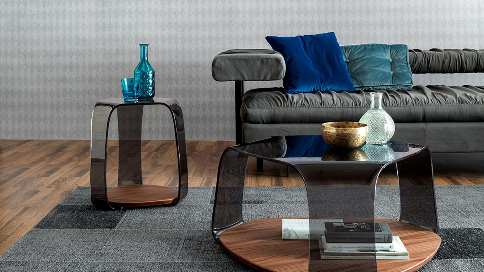 Tavolino di design in vetro fumé curvato con base in legno Noce Canaletto Chakra di Tonin Casa