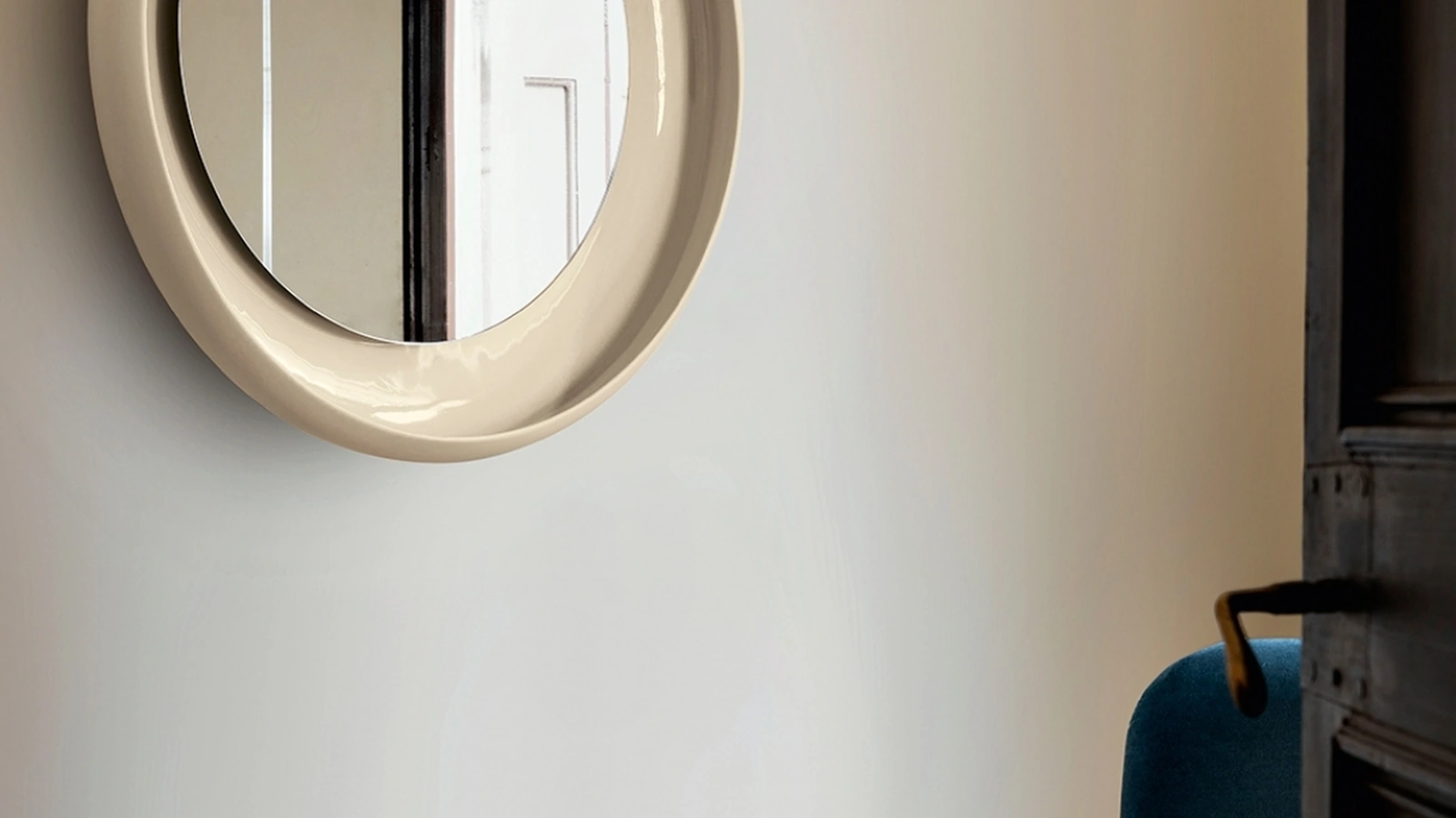 Specchio rotondo Coque in guscio di ceramica di Miniforms