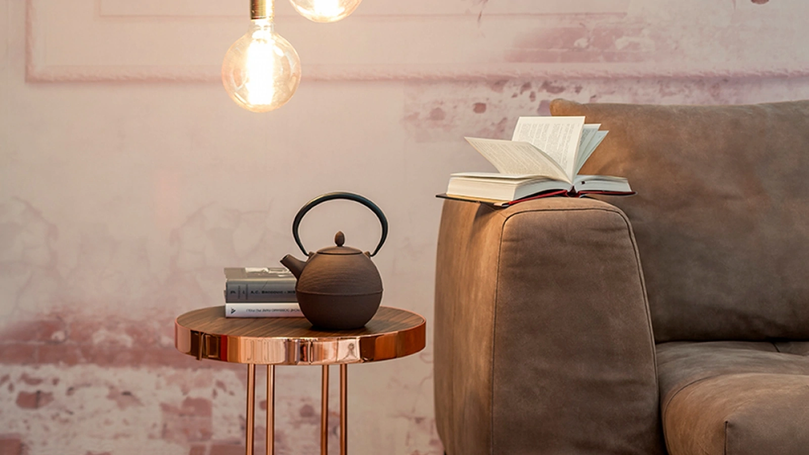 Tavolino Cora con top rivestito in legno e struttura in metallo ramato o bronzato di Tonin Casa