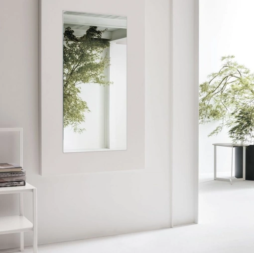 Specchio Dolcevita con cornice in legno laccato poro aperto bianco gesso di Tomasella