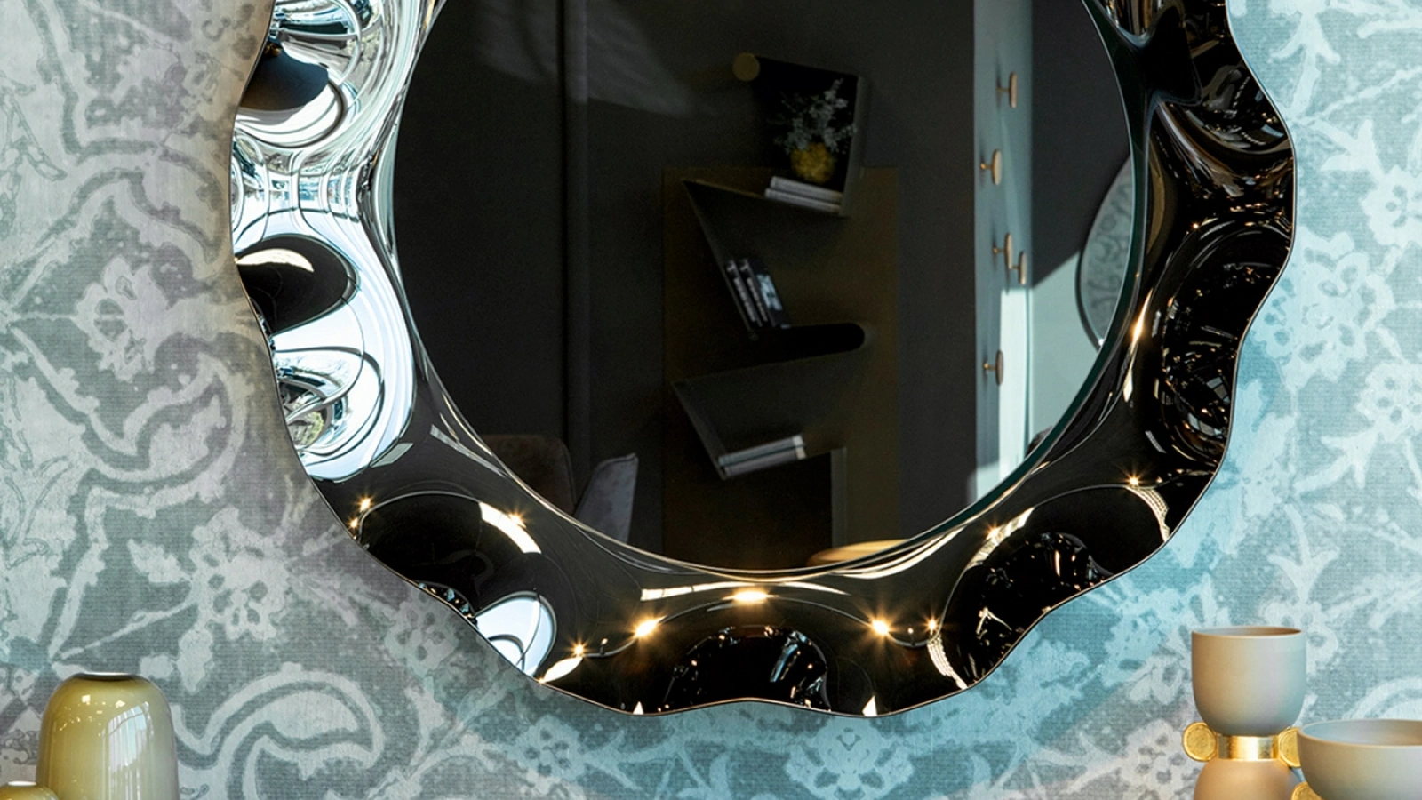 Specchio di design con cornice in vetro curvo Dorian di Tonin Casa