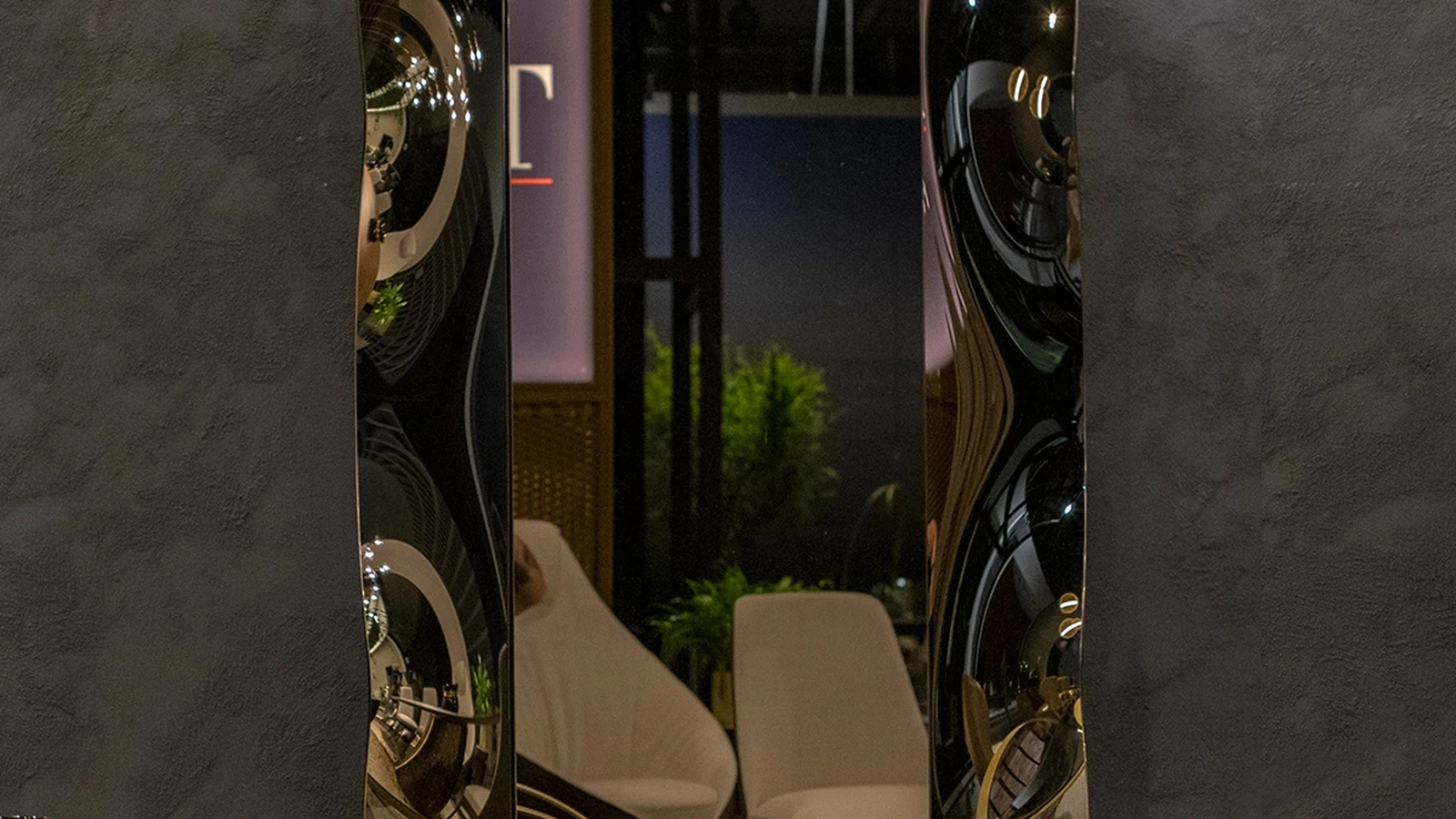 Specchio di design con cornice in vetro curvo Dorian di Tonin Casa