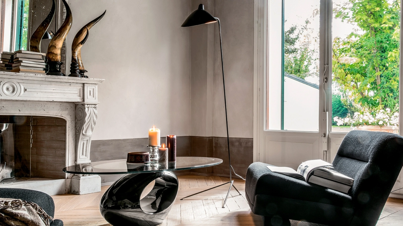 Tavolino di design con top in vetro e base in agglomerato di marmo nero Dubai di Tonin Casa