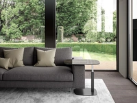 Tavolino regolabile in altezza Servus finitura Marble Glass sagomato con base in metallo di Easyline