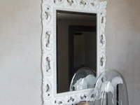 Specchio Felice con cornice in laccato bianco di Tonin Casa