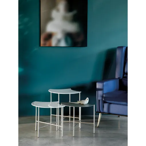 Tavolino con top sagomato e base in metallo o gres porcellanato Ginco di Tonin Casa