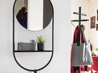 Specchio rotondo in metallo con mensola Juno di Connubia