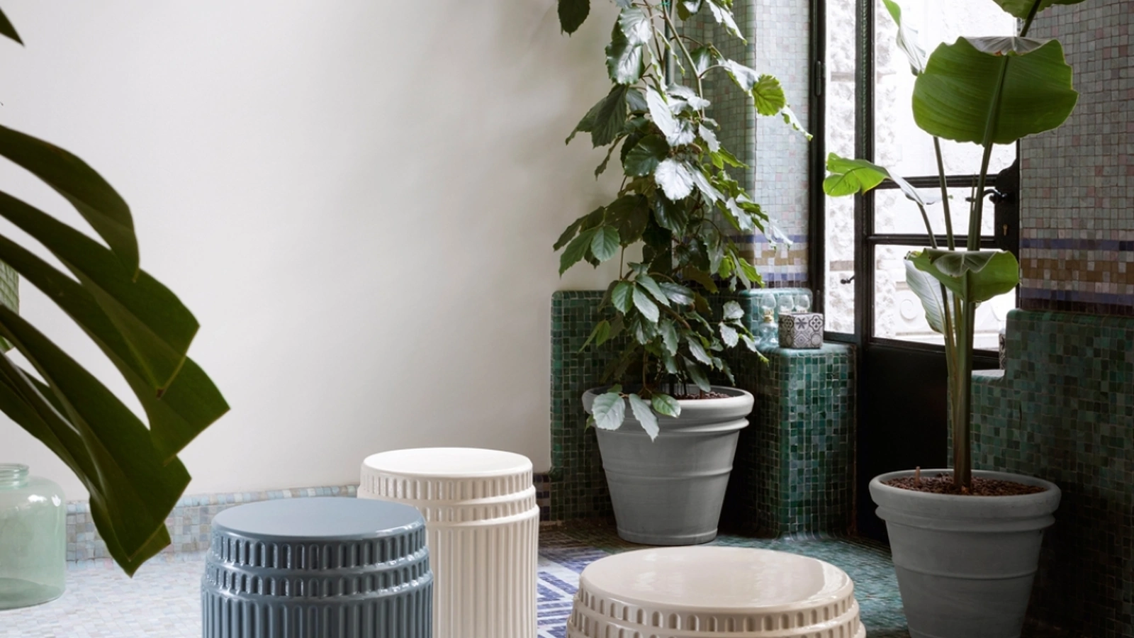 Tavolino Kolos in gesso smaltato di Miniforms