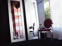 Specchiera Lenia con cornice in legno laccato finitura argento di Tonin Casa