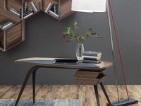 Scrittoio Logos con piano in legno con inserto in pelle e base in metallo di Tonin Casa