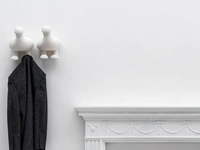 Appendiabiti Dodo in ceramica lucida bianca Arturo Wall di Adriani e Rossi