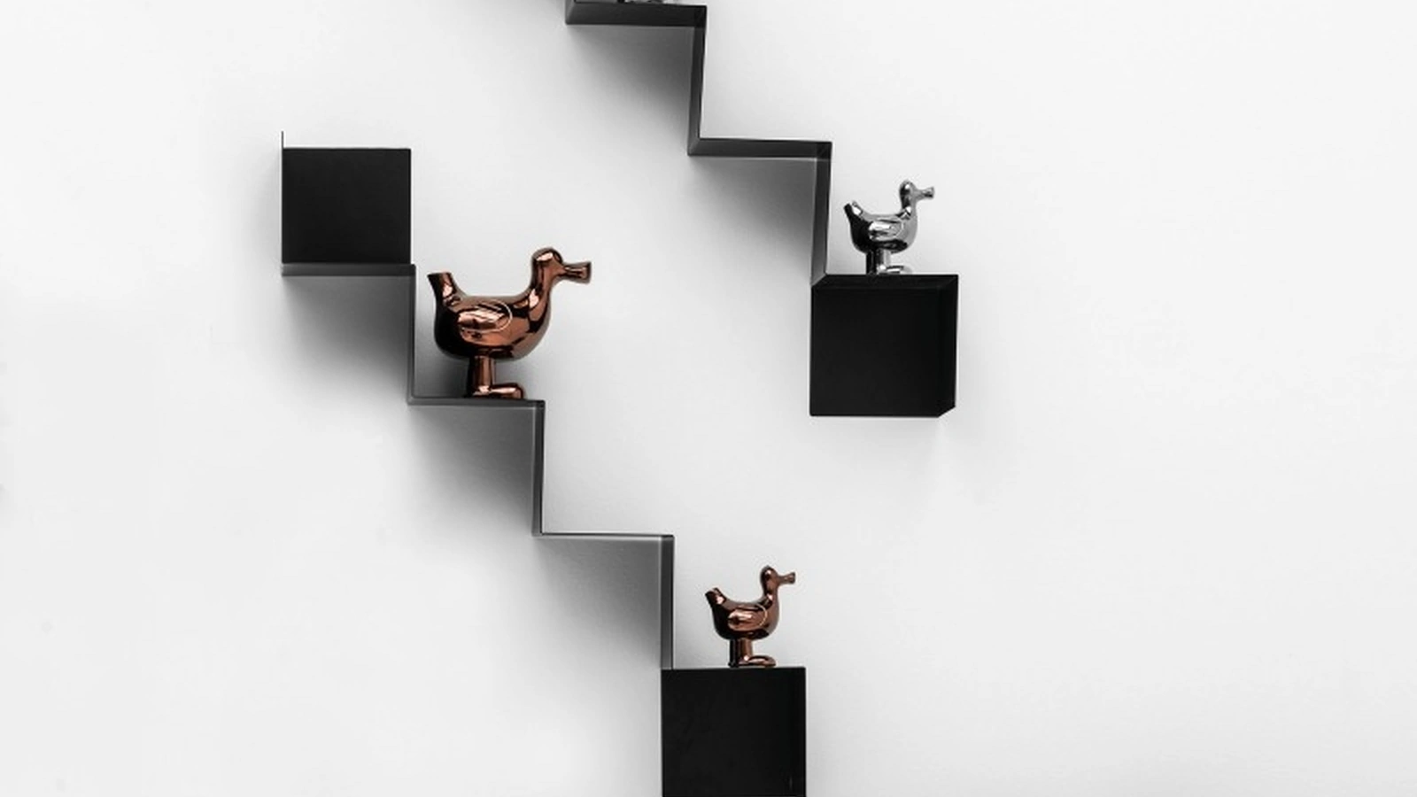 Mensola Trea in acciaio laccato nero di Adriani e Rossi