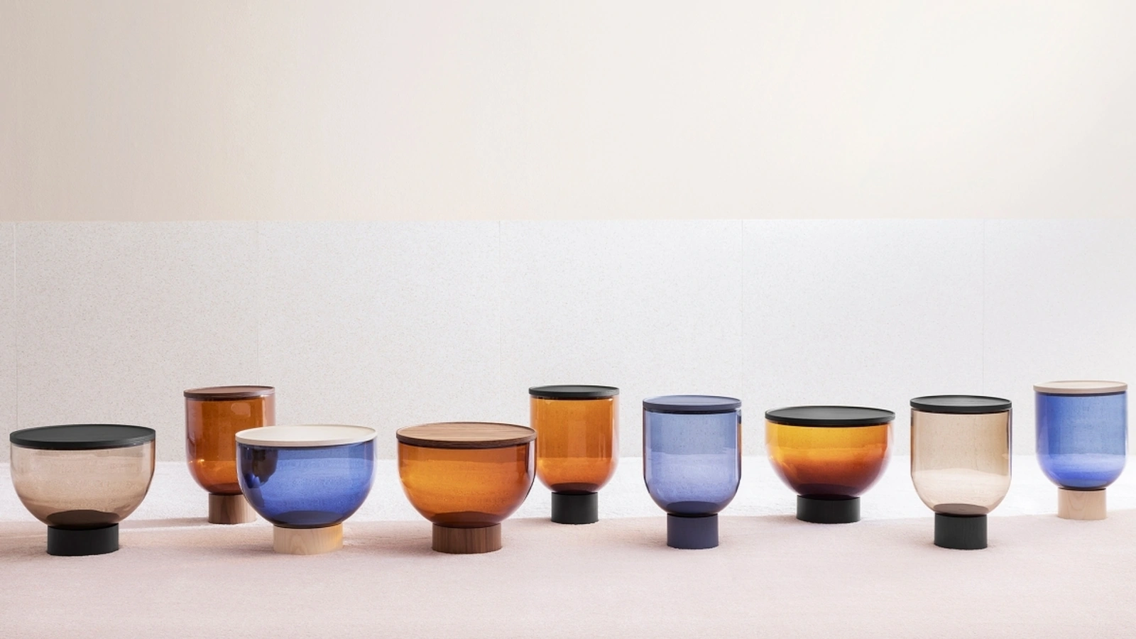 Tavolino Mastea in vetro di Murano con piano e base in legno di Miniforms