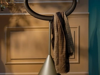 Appendiabiti Servomuto di design Mirò in legno massello e metallo di Tonin Casa