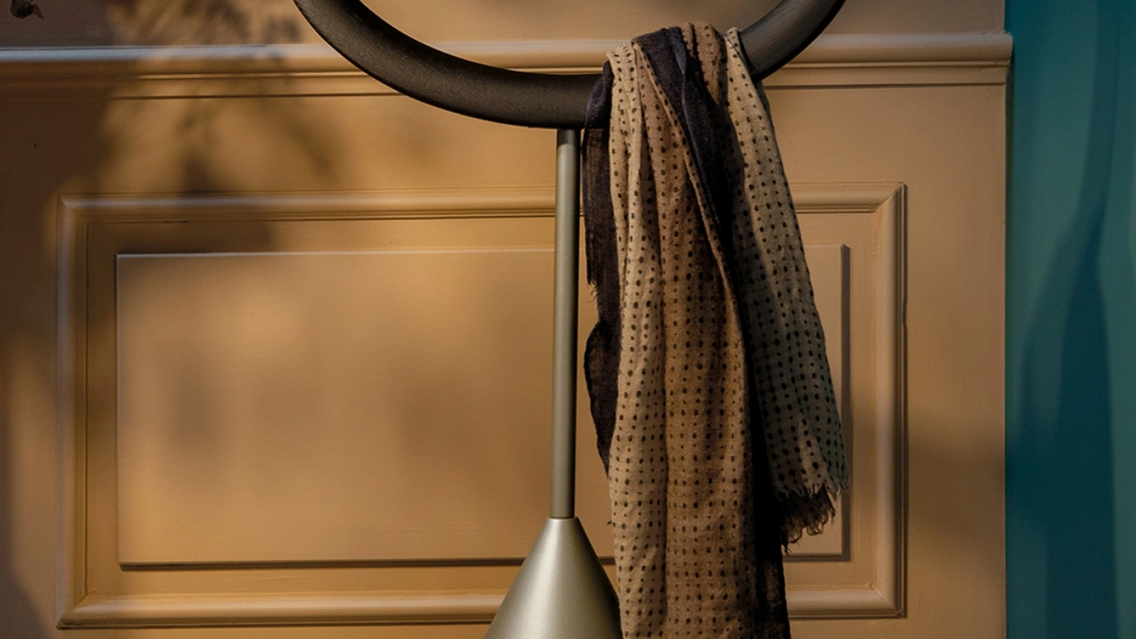 Appendiabiti Servomuto di design Mirò in legno massello e metallo di Tonin Casa