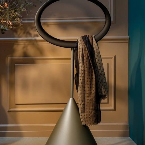 Appendiabiti Servomuto di design Mirò in legno massello e metallo di Tonin Casa