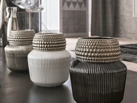 Vaso in ceramica smaltata lucida platino e nero, platino e bianco o tutto platino Onion di Adriani e Rossi