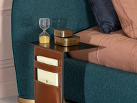 Tavolino Opus in metallo verniciato con rivestimento in cuoio con tasche di Tonin Casa