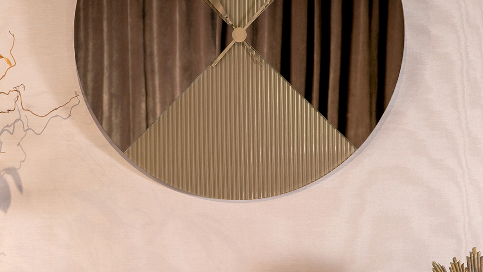 Orologio Era Ora in vetro specchiato bronzo impreziosito da inserti in vetro cannettato di Tonin Casa