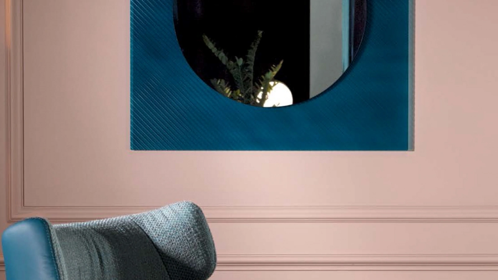 Specchio quadrato Otello con cornice in vetro cannettato con righe oblique in rilievo di Tonin Casa