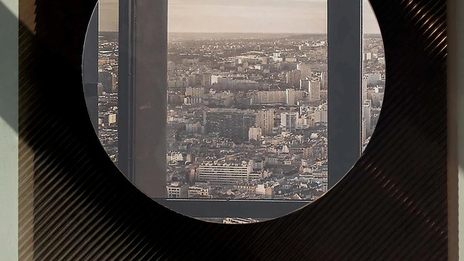 Specchio quadrato Otello con cornice in vetro cannettato con righe oblique in rilievo di Tonin Casa