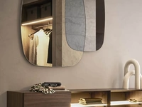 Specchio Oltre formato da tre specchi con finitura argento, fumé e piombo di Pianca