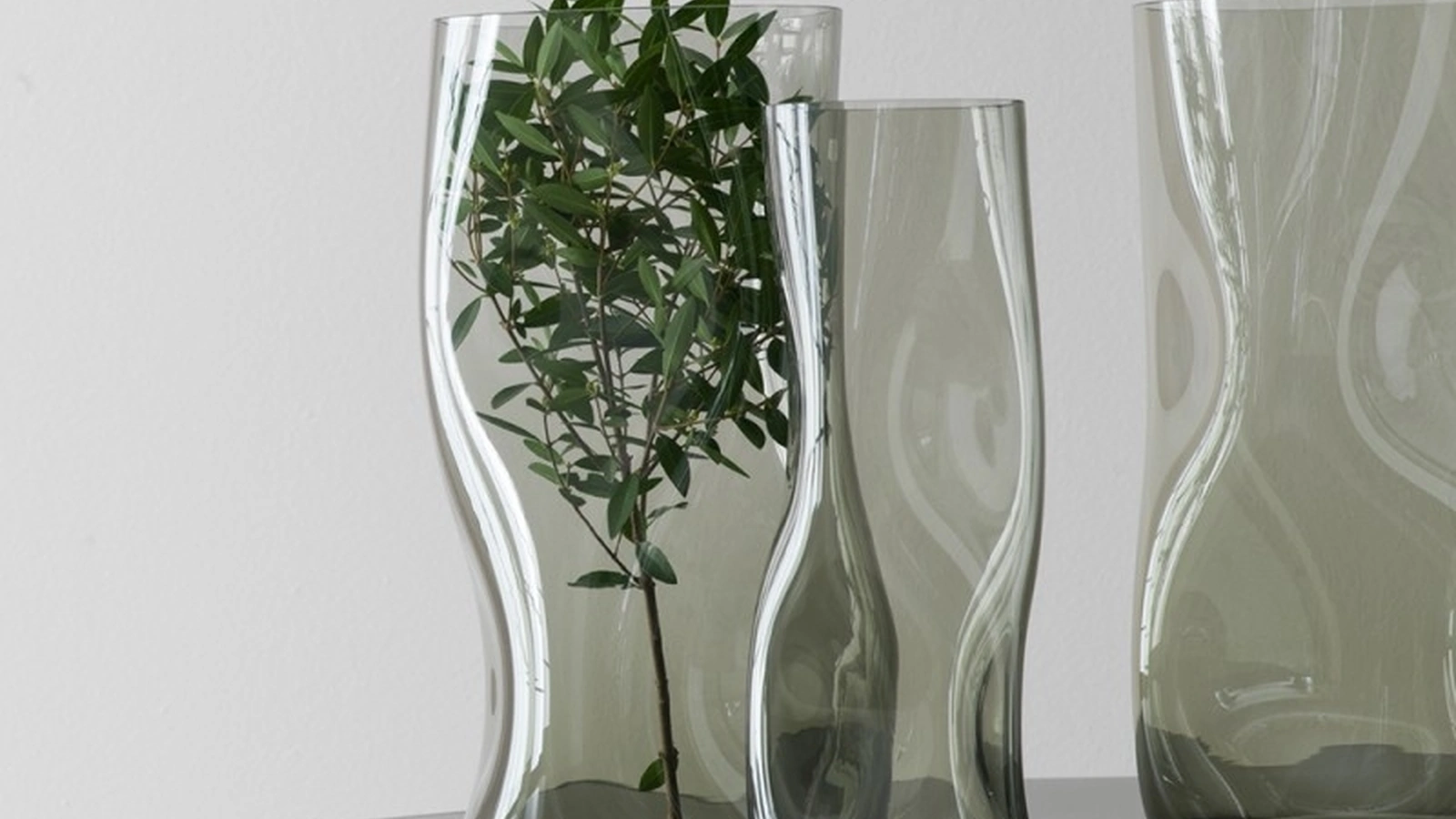 Vaso in vetro di Murano grigio fumé Pongo di Adriani e Rossi