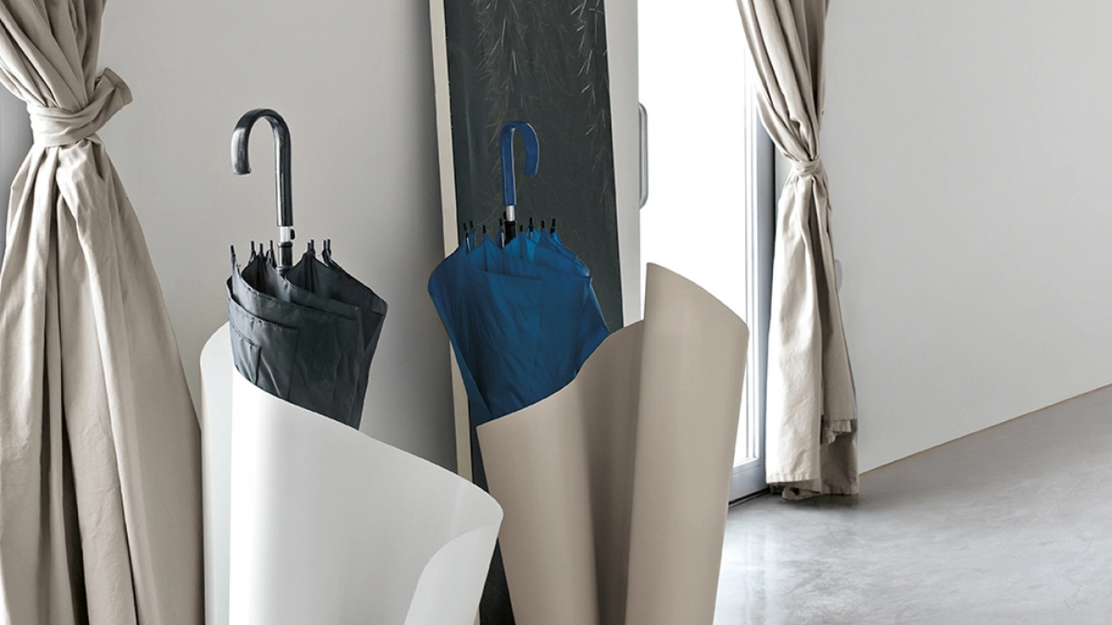 Portaombrelli Narciso in lamiera di metallo laccato di Tonin Casa