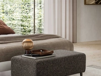 Pouf Eline in tessuto con piedini in metallo di Le Comfort