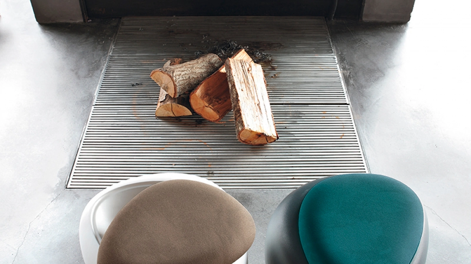 Pouf Ios in polietilene con seduta in tessuto imbottito di Tonin Casa