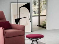 Pouf Liliane in tessuto imbottito con struttura in metallo di Le Comfort