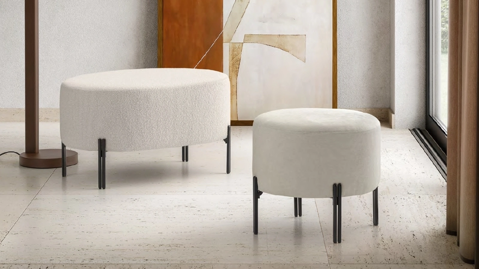 Pouf Nanà e Timis in tessuto con piedini in metallo di Le Comfort