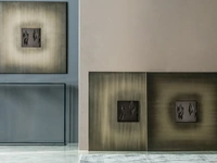 Quadro artistico in metallo in finitura golden black con nicchia in legno Museum Wengè di Adriani e Rossi