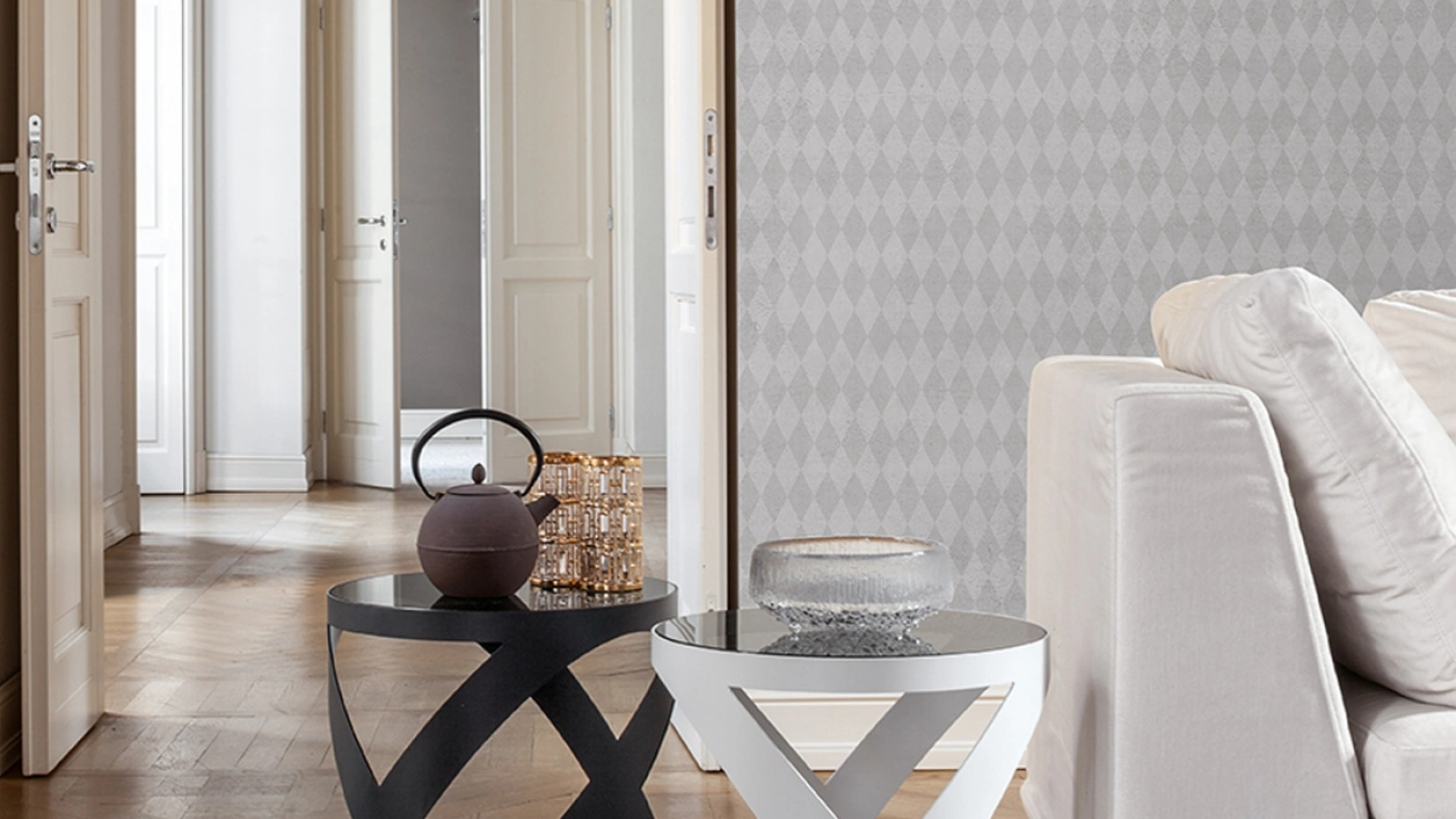 Tavolino Rimini con Top in vetro acidato, struttura in metallo verniciato e base in marmo di Tonin Casa